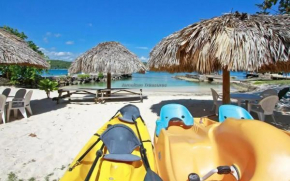 Coral Cove- Beachfront 5Bedroom Villa with Private Pool